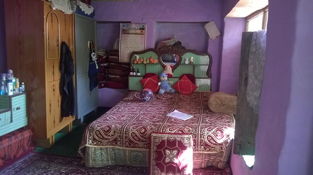 heavily carpeted bedroom in kashmir