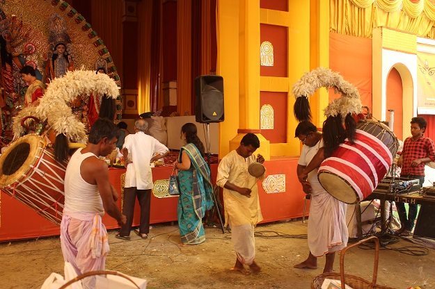 dhaak durga puja pandal