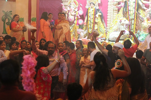 dhuna dhunuchi naach durga puja pandal