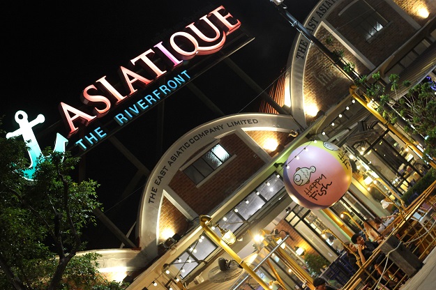 asiatique the riverfront in bangkok